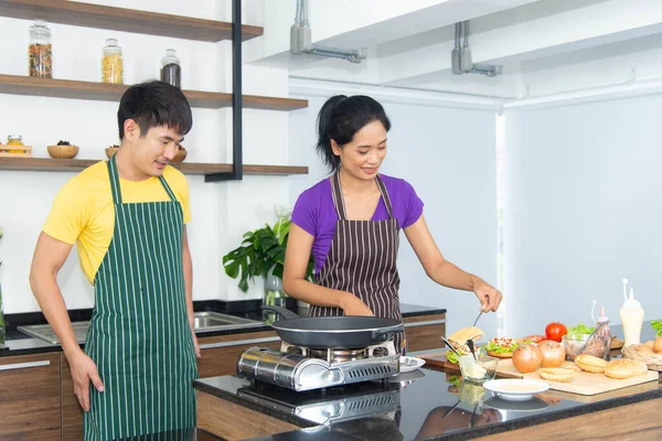 Asiático Casal Romântico Encantador Desfrutar Comida Culinária Feliz Cozinha — Fotografia de Stock