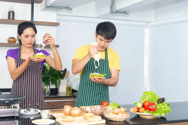 Asiático Casal Romântico Encantador Desfrutar Comida Culinária Feliz Cozinha — Fotografia de Stock