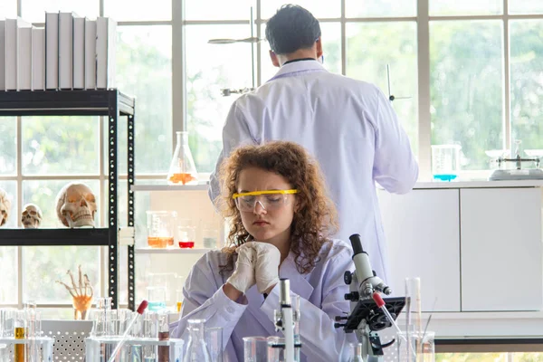 Молоді Вчені Або Дослідники Проводять Хімічні Дослідження Лабораторії Вчений Відкриває — стокове фото