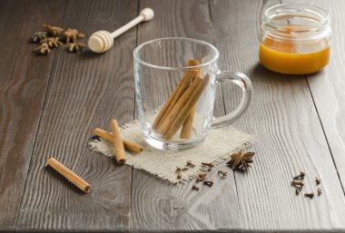 Tarçın ile cam fincan