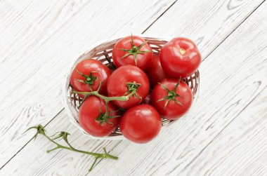 Sepette kırmızı domatesler