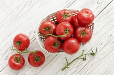 Sepette kırmızı domatesler