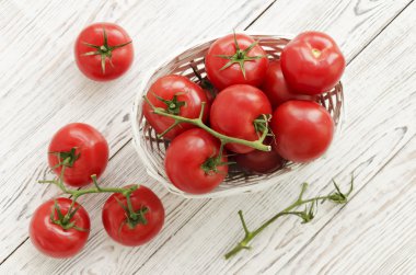 Sepette kırmızı domatesler