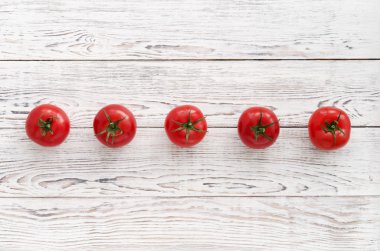 Üst üste beş kırmızı domates