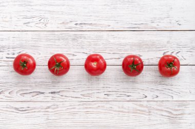 Üst üste beş kırmızı domates
