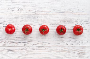 Üst üste beş kırmızı domates