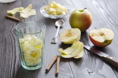 Boş bardak elma dilimleri ile