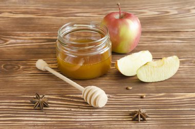 Bal kavanozu ve elma