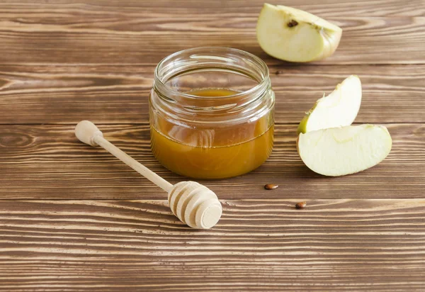 Madu dan madu tongkat dengan irisan apel — Stok Foto