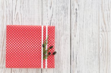 Kırmızı hediye kutusu ile beyaz lekeli.