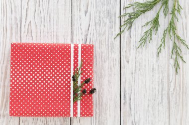 Kırmızı hediye kutusu ile beyaz lekeli.