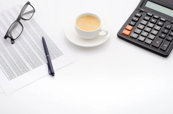 Buchhaltung Geschäftskonzept. Schreibtisch mit Tasse Kaffee, Taschenrechner, Brille und Tabellenkalkulation. — Stockfoto