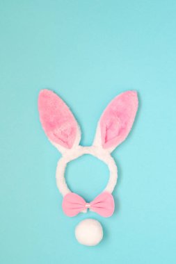Pembe tavşan kulaklı Paskalya tatili arka planı, mavi arka plan