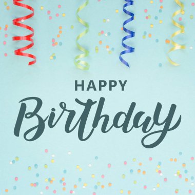 Mavi arka planda renkli bir dekorasyon. Doğum günün kutlu olsun..
