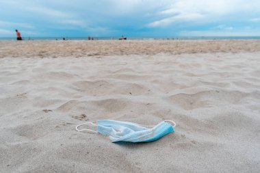 Sahilde kullanıldıktan sonra kirli maske, Coronavirus 'tan beri Tayland Sahillerini kirleten Maske