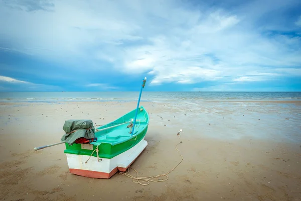 Barco Pesca Colorido Estacionado Areia Com Fundo Nuvens Mar Céu — Fotografia de Stock