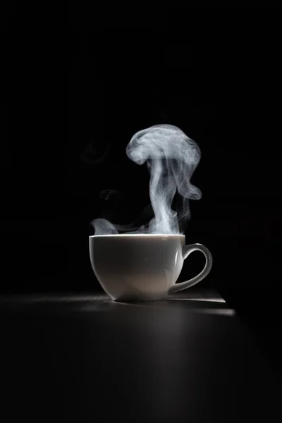 Agua Caliente Taza Café Blanco Sobre Mesa Madera Con Humo — Foto de Stock