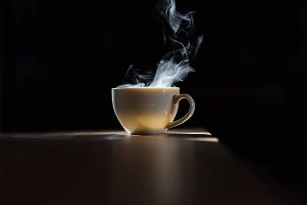 Agua Caliente Taza Café Blanco Sobre Mesa Madera Con Humo — Foto de Stock