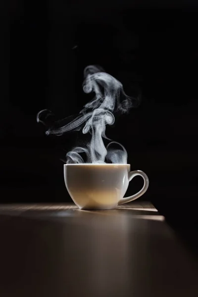 Agua Caliente Taza Café Blanco Sobre Mesa Madera Con Humo — Foto de Stock