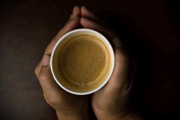 Mano Masculina Sosteniendo Café Taza Papel Tono Vintage — Foto de Stock