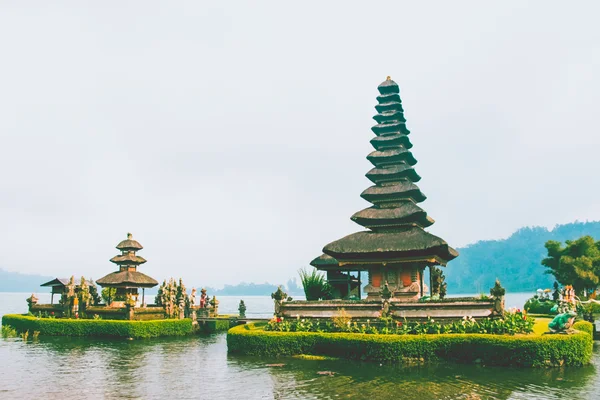 Pura ulun danu bratan, hindoe tempel op bratan lake, bali, Indonesië — Stockfoto
