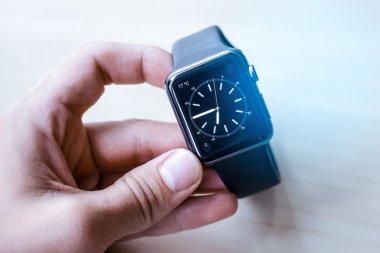 Elinde akıllı saatler