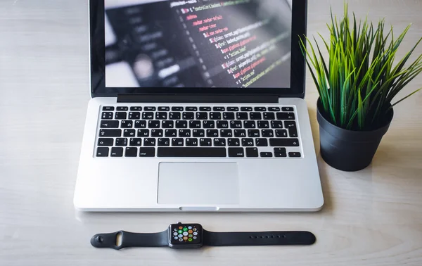 Moderne design concept van creatieve werkplek met smart watch, laptop — Stockfoto