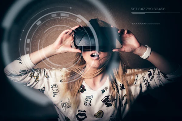 Девушка, играющая в виртуальной реальности — стоковое фото