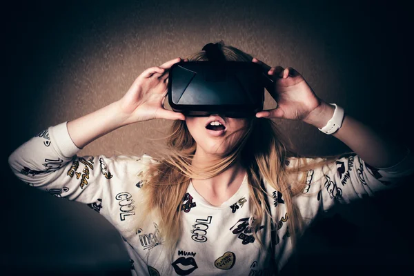 Κορίτσι που παίζει στην εικονική πραγματικότητα — Φωτογραφία Αρχείου