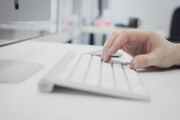 Hand auf der Tastatur — Stockfoto