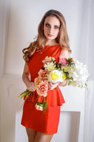 Csokor virág, piros ruhás lány — Stock Fotó