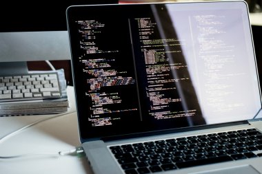 JS kodu dizüstü bilgisayar ekranında, web geliştirme