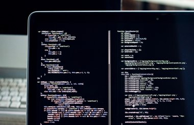 JS kodu dizüstü bilgisayar ekranında, web geliştirme