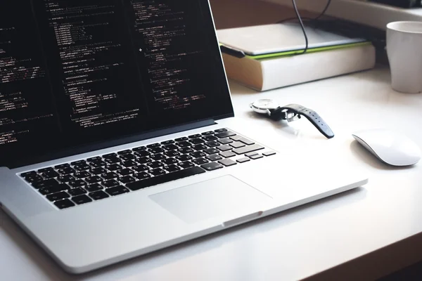 ノート パソコンの画面、web 開発の js コード — ストック写真