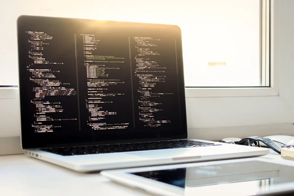 ノート パソコンの画面、web 開発の js コード — ストック写真