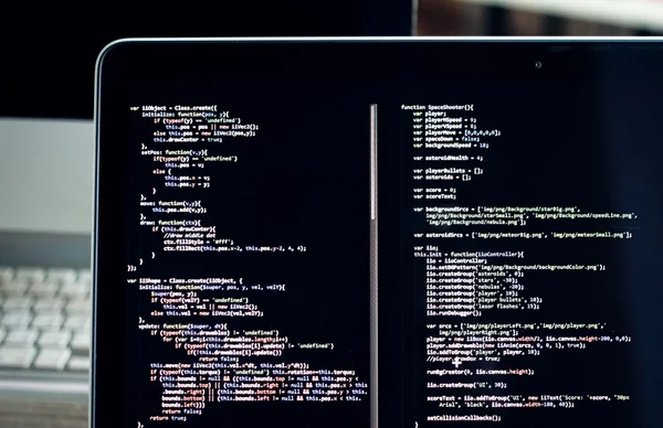 ノート パソコンの画面、web 開発の js コード — ストック写真