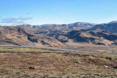 Reikiavik, İzlanda; Nisan. 14, 2017. İzlanda 'da 11 günlük bir 4x4 gezisinin fotoğrafları. Birinci gün. Altın yüzük. Bu ikonik rota İzlanda 'nın en popüler günlük turlarından birini temsil ediyor, burada tarihle ve folklorla dolu manzaraları keşfedebilirsiniz..