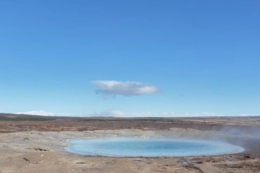 Strokkur, İzlanda; Nisan. 14, 2017. İzlanda 'da 11 günlük bir 4x4 gezisinin fotoğrafları. Birinci gün. Altın yüzük. Bu ikonik rota İzlanda 'nın en popüler günlük turlarından birini temsil ediyor, burada tarihle ve folklorla dolu manzaraları keşfedebilirsiniz..