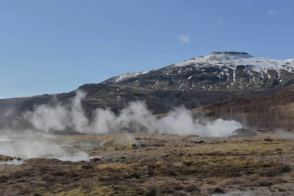 Strokur 2017年11月14日 一张11天四轮驱动的冰岛之旅的照片 第一天 金戒指这条标志性路线是最受欢迎的日间游览路线之一 你可以在这里找到充满历史和民间传说的风景 — 图库照片