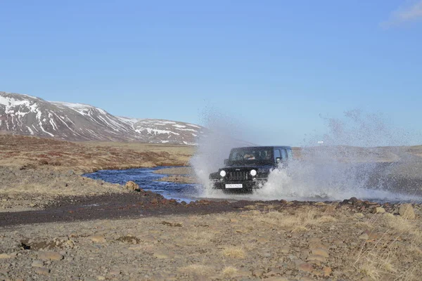 Reikiavik, İzlanda; Nisan. 14, 2017. İzlanda 'da 11 günlük bir 4x4 gezisinin fotoğrafları. Birinci gün. Altın yüzük. Bu ikonik rota İzlanda 'nın en popüler günlük turlarından birini temsil ediyor, burada tarihle ve folklorla dolu manzaraları keşfedebilirsiniz..