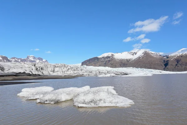 Reikiavik, İzlanda; Nisan. 14, 2017. İzlanda 'da 11 günlük bir 4x4 gezisinin fotoğrafları. Üçüncü gün. Vik Myrdal 'dan Hofn' a. Skaftafell Buzulu, Kafkas Kafatası.