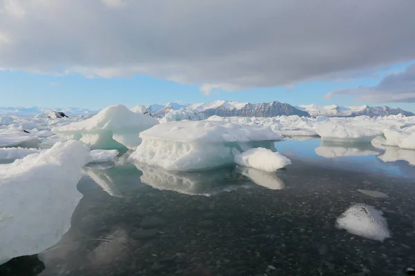 Reikiavik, İzlanda; Nisan. 14, 2017. İzlanda 'da 11 günlük bir 4x4 gezisinin fotoğrafları. Üçüncü gün. Vik Myrdal 'dan Hofn' a. Jokulsarlon Buzul Gölü.