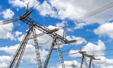 gökyüzü arka plan üzerinde iletim kulesi