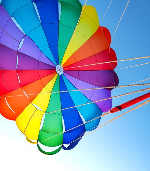 Paraquedas no céu — Fotografia de Stock