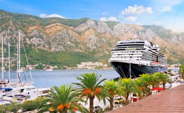 Kotor Körfezi 'nde yolcu gemisi ve yatlar. Kotor. Karadağ