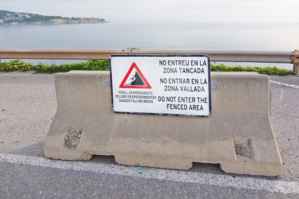 Panneau d'avertissement pour entrer dans la zone clôturée — Photo