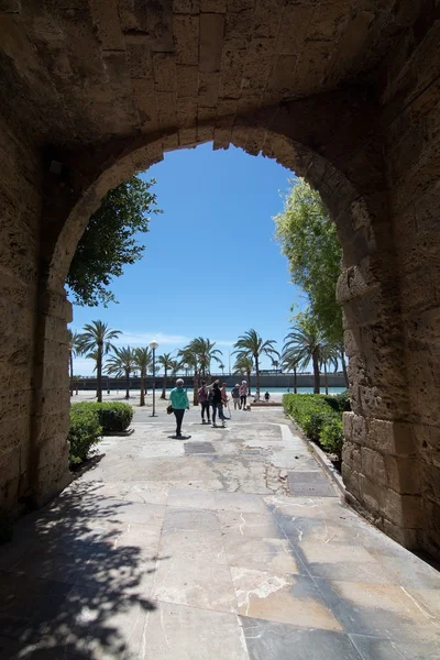 Turistas através do portal com vista para a água — Fotografia de Stock