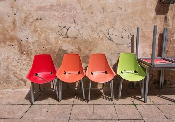 Чотири барвисті пластикові стільці — стокове фото