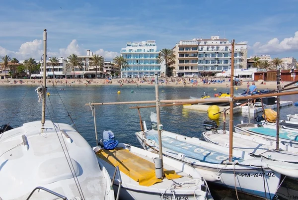 Küçük marina tekne palamarla — Stok fotoğraf