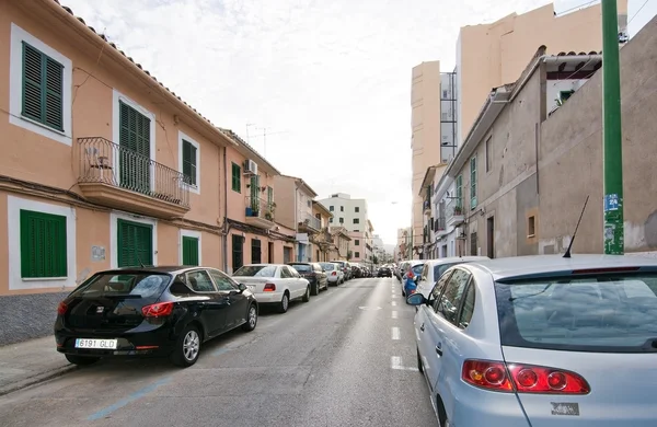 Coches aparcados en la concurrida calle Santa Catalina — Foto de Stock